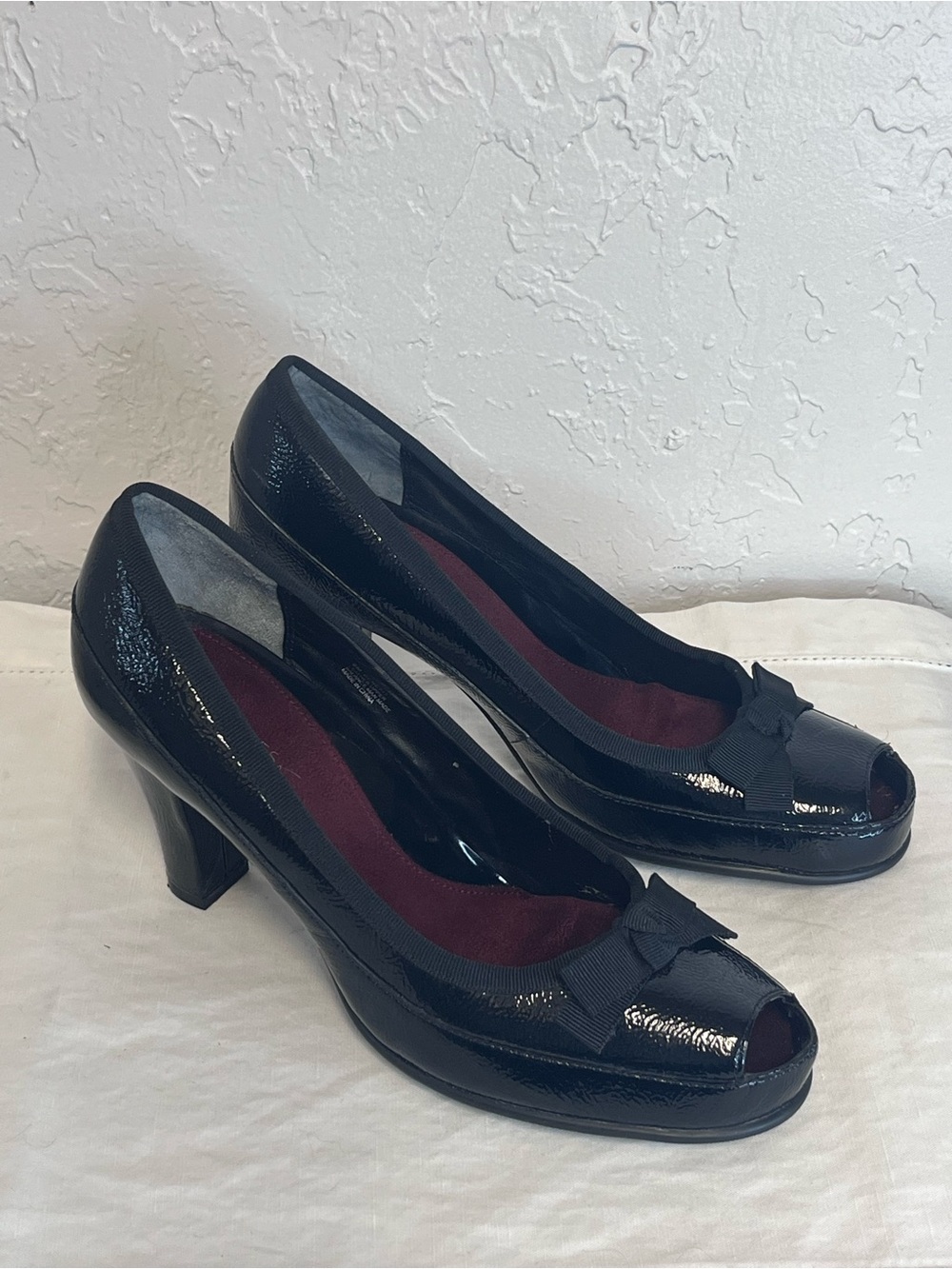 AEROSOLES Black Patent Peep-Toe Pumps Heels Grosgrain Bow